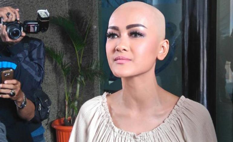 Tampil Botak Julia Perez Hobi Koleksi Wig