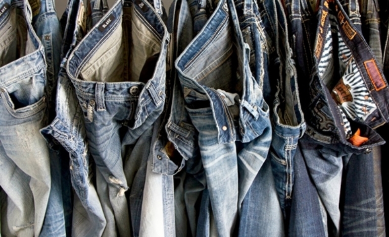 Tips mencuci celana jeans agar tidak pudar