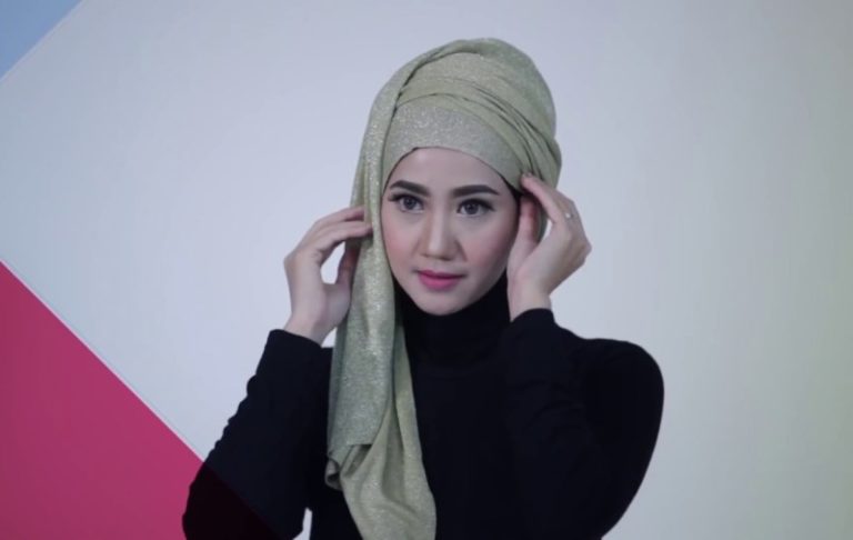 Cara Memakai Jilbab Pashmina Glitter Model Turban