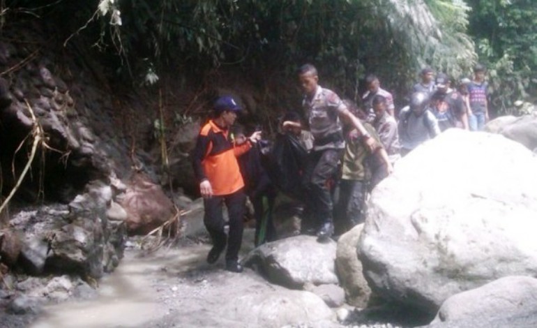 Evakuasi Korban Longsor dan Banjir Bandang Air Terjun Dua warna