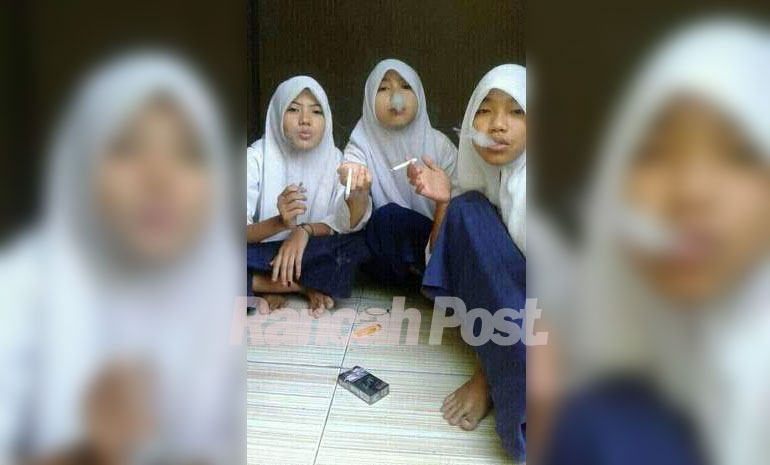 Pelajar Berhijab Pesta Rokok