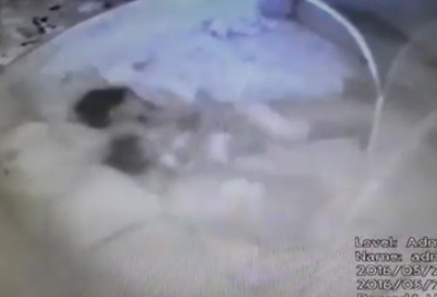 Rekaman CCTV Pengasuh Sakit Jiwa
