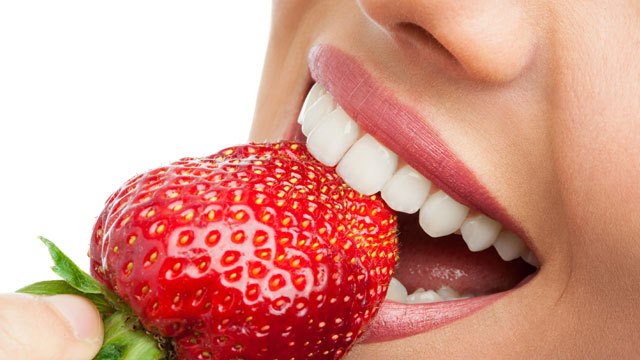 how to whiten teeth using natural materials