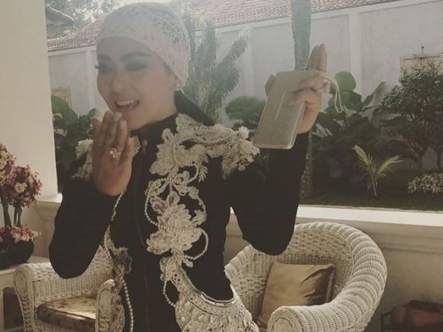 Bosan Berbusana Muslim di Bulan Ramadhan Syahrini Pilih Gaya Kasual