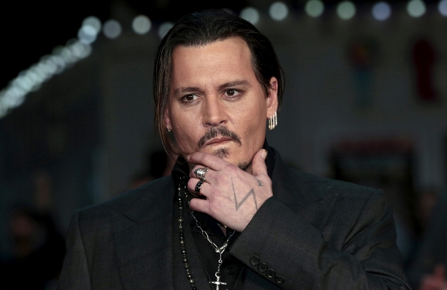 Dilanda Masalah KDRT Johnny Depp Pesta dengan Wanita Misterius