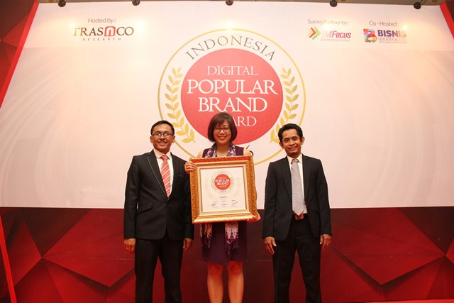 Fransisca Maya Marketing Lead Lenovo Indonesia menerima penghargaan Indonesia Digital POpular Brand Award 2016