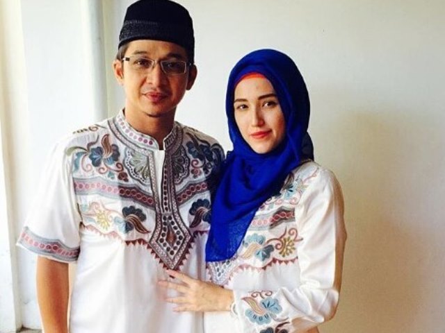 Istri Pasha Ungu Adelia Wilhemina Mantap Berhijab