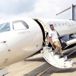 Muhammad Akbar Turun dari Jet Pribadi