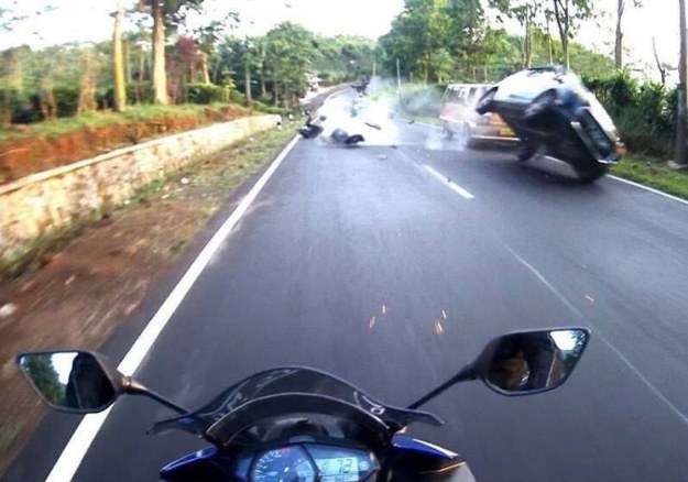 Tabrakan Yamaha R25 VS Ayla di Ciater Subang