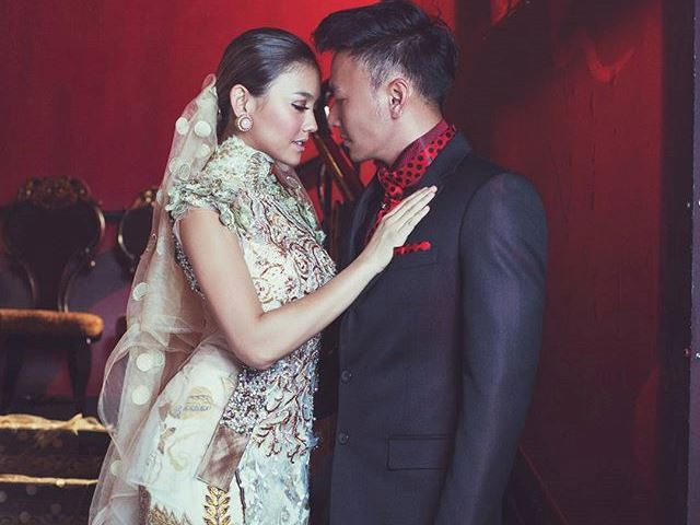 Foto Mesra Berkebaya Agnes Monica dan Wijaya Saputra Jalani Prewedding