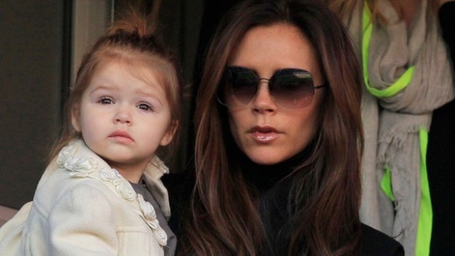 Ini Kata Psikolog Anak Perihal Victoria Beckham Mencium Bibir Putrinya