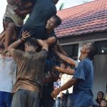 Keseruan Lomba Panjat Pinang di Kutaharja