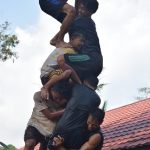 Lomba Panjat Pinang di Kutaharja Mandalagiri