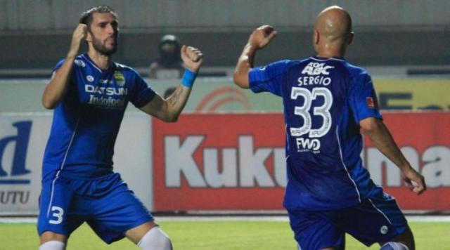 Pemain Persib Bandung Kiri Vujovic dan Kanan Sergio