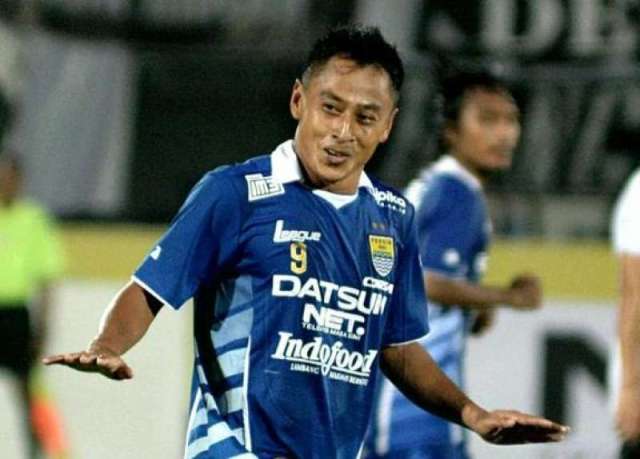 Samsul Arif Pencetak Gol Kedua Persib Bandung Saat Menghadapi Persipura Jayapura