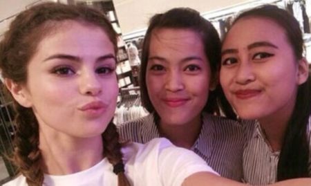 Selena Gomez Diserbu Kunjungi Pusat Perbelanjaan di Indonesia