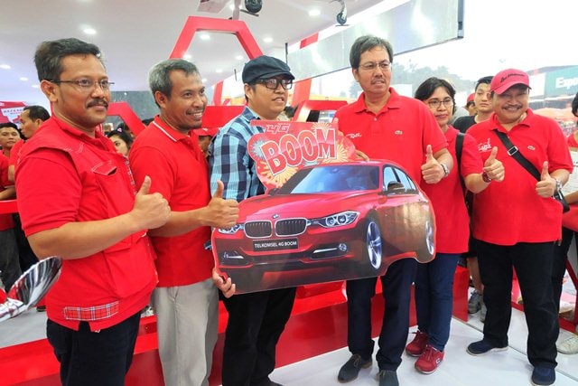 Telkomsel Serahkan Hadiah Mobil BMW