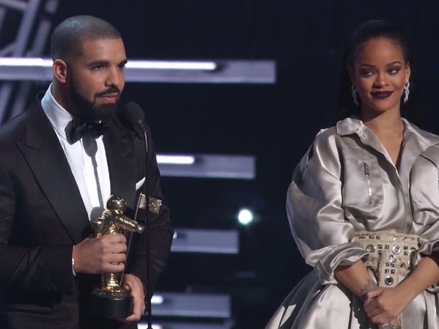 Drake Nyatakan Cinta Ke Rihanna di Panggung MTV VMA 2016