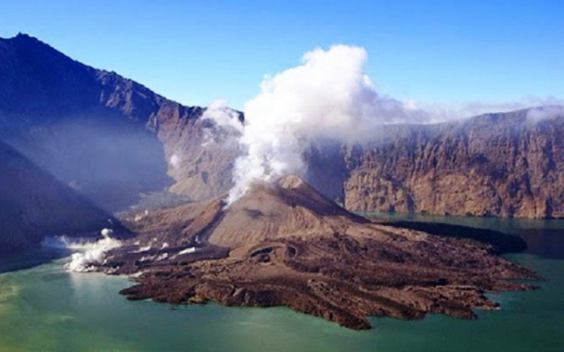 Gunung Rinjani Meletus