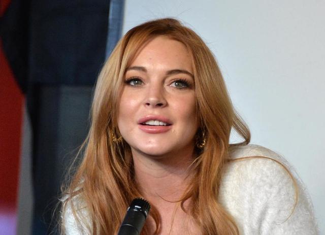 Mengaku Hamil Lindsay Lohan Kepergok Merokok