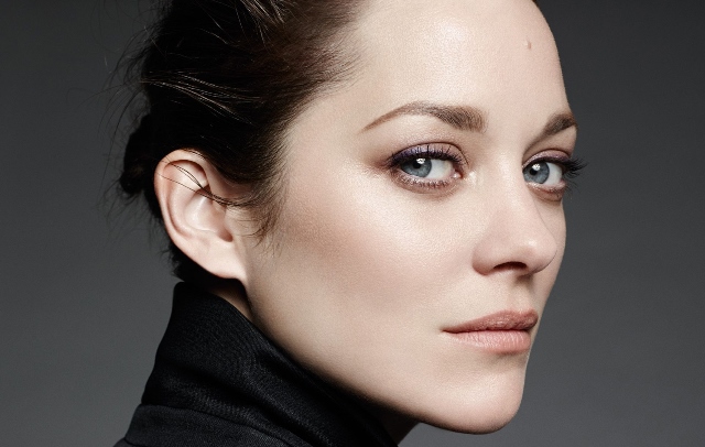 Ada Marion Cotillard diantara Angelina Jolie dan Brad Pitt