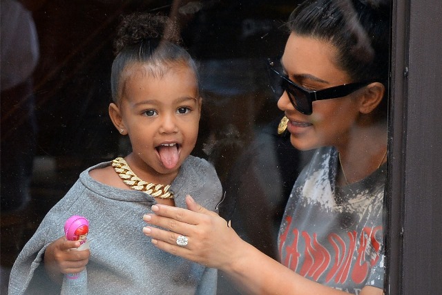 Anak Kim Kardashian Tampil dengan Tas Mewah Seharga Rp26 Juta
