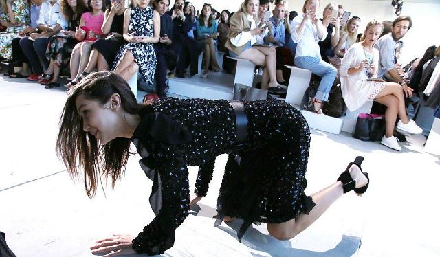 Bella Hadid Tersungkur di Atas Catwalk New York Fashion Week