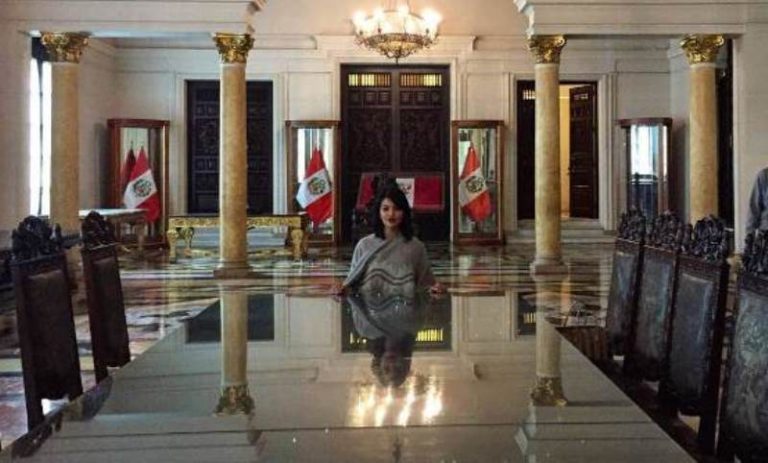 Farah Quinn Duduk di Atas Kursi Presiden Peru