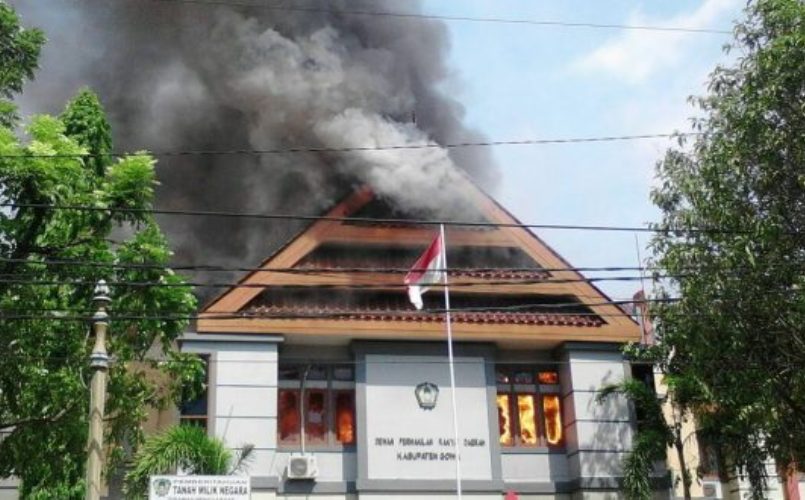 Kantor DPRD Gowa Dibakar Pendemo