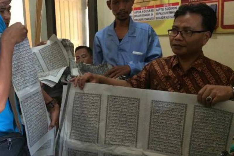 Al Quran Jadi Bungkus Nasi