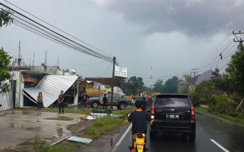 Angin Puting Beliung di Pangandaran