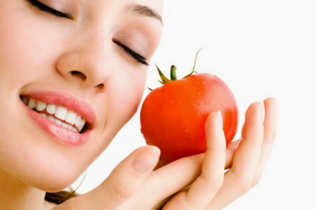 Cara alami hilangkan daki membandel dengan tomat