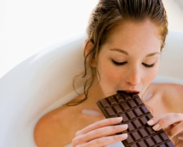 Cara mengatasi bad mood saat haid dengan coklat