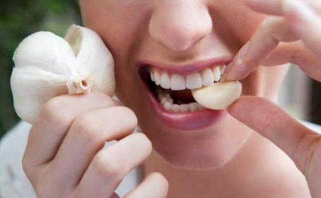 Cara menghilangkan bau mulut akibat makan bawang putih