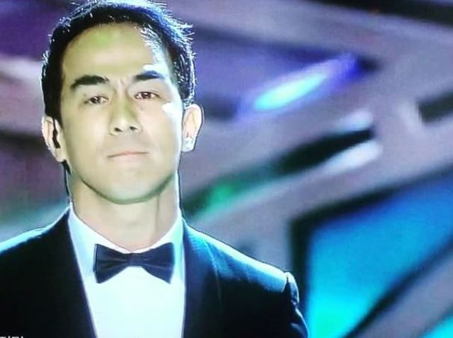 Joe Taslim Raih Penghargaan di Ajang APAN Star Awards 2016