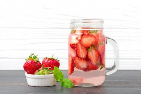 Manfaat Strawberry Infused Water untuk Kesehatan