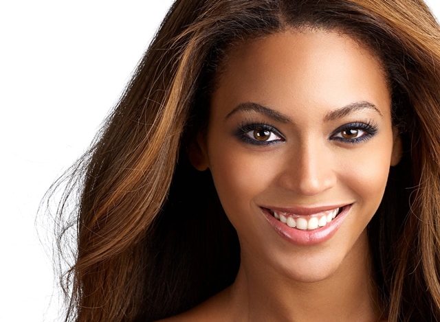 Telinga Berdarah Beyonce Tetap Lanjutkan Konser