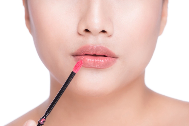 Tips memakai lip gloss agar tidak terlihat berlebihan