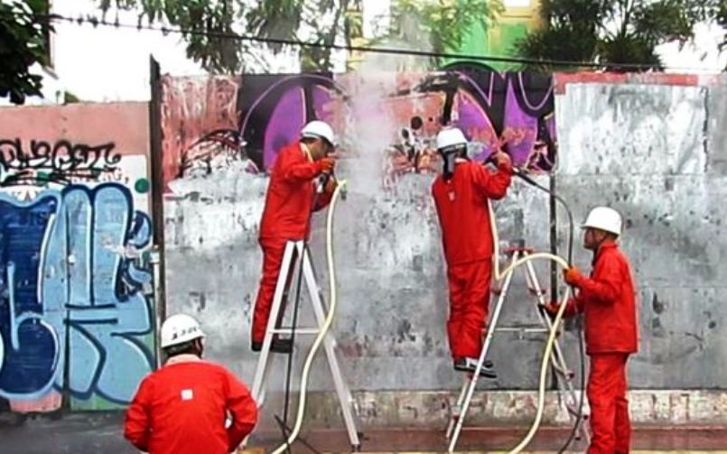 Warga Jepang Bersihkan Coretan Vandalisme