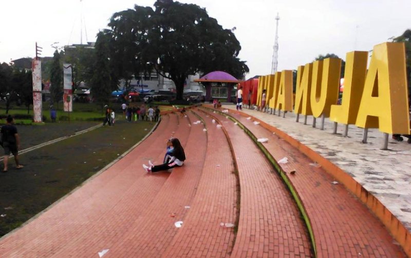 Alun Alun Ciamis Penuh Sampah