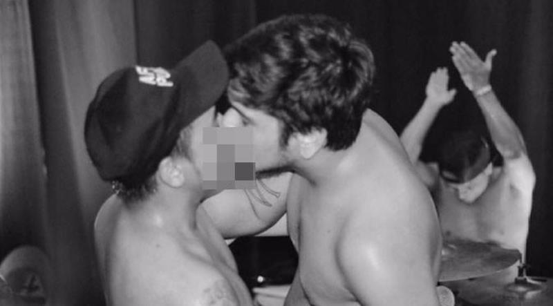 Beredar Foto Petra Sihombing Ciuman dengan Sesama Pria