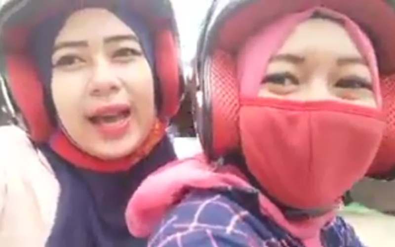 Biker Cewek Selfie di Atas Motor Cium Aspal