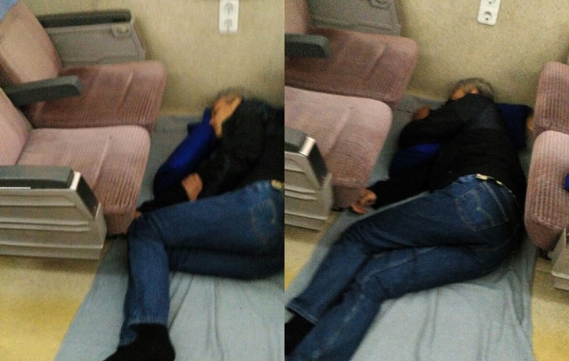 Ganjar Pranowo Tidur di Lantai Kereta