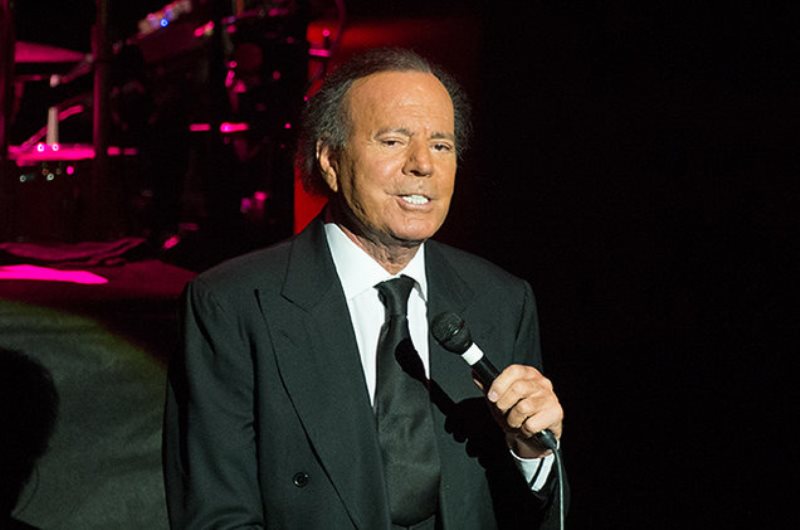 Konser Julio Iglesias di Indonesia Dibatalkan