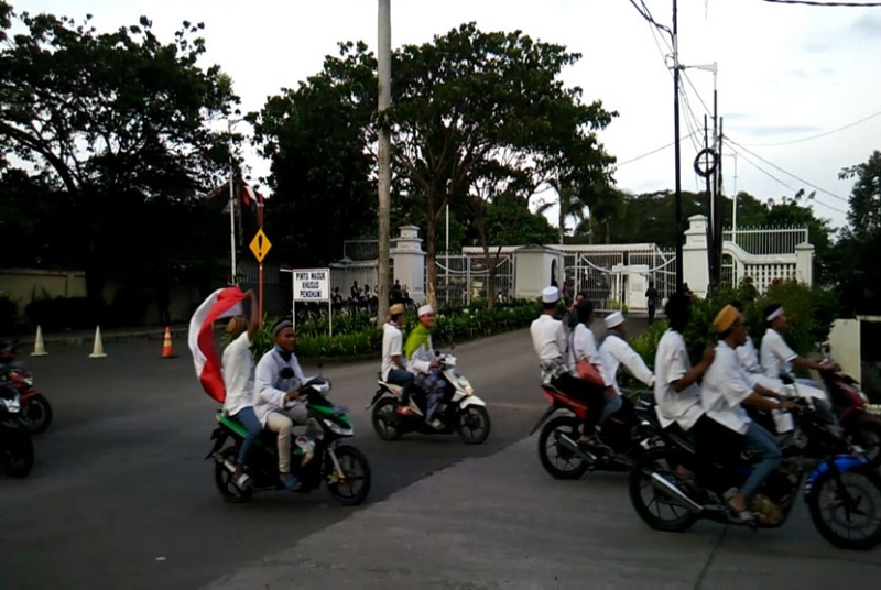 Sejumlah Massa Melintasi Komplek Rumah Ahok