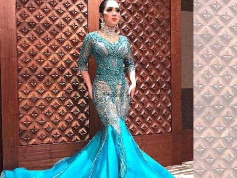 Bikin Heboh Syahrini Jatuh Terkusruk Manja ke Lantai