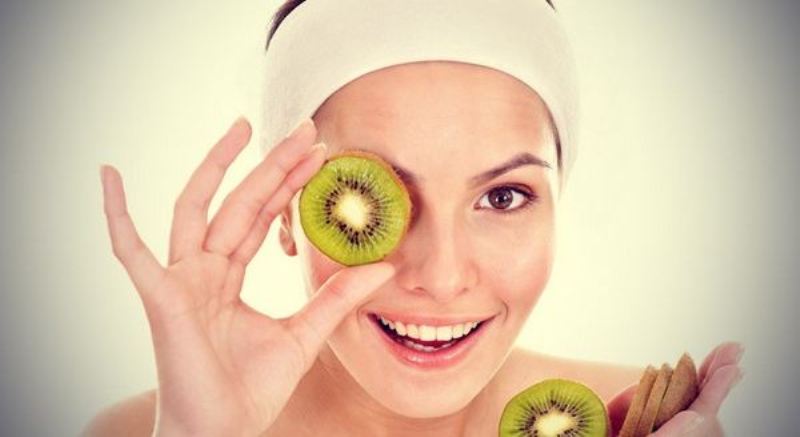Cara alami cerahkan kulit dengan masker kiwi