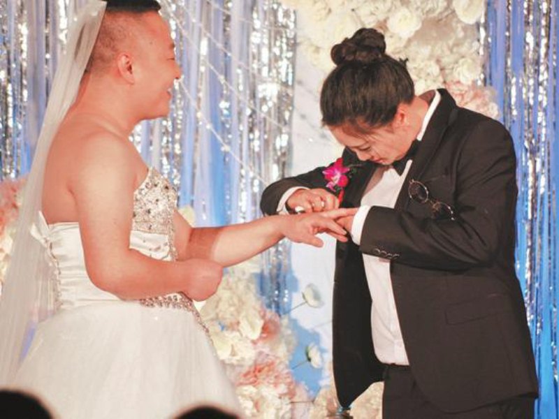 Mempelai Saling Tukar Pakaian Pengantin