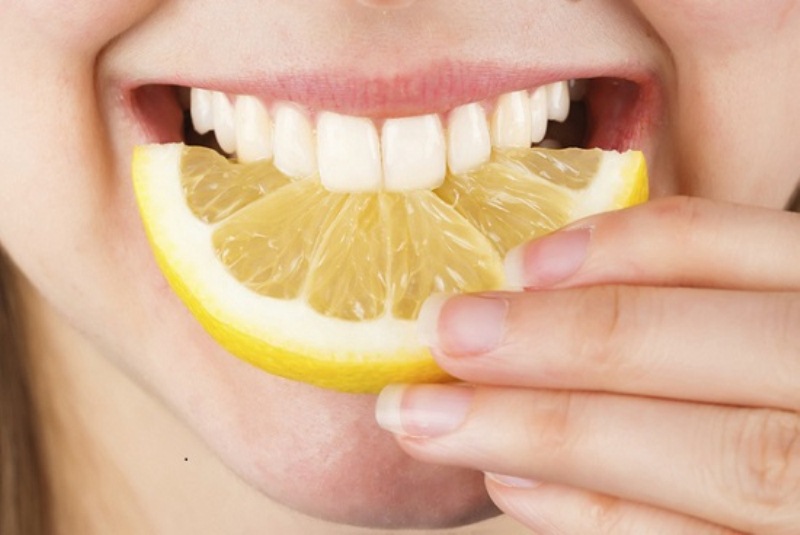 cara memutihkan gigi dengan lemon
