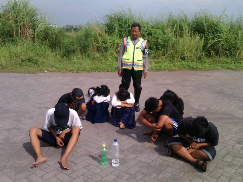 Anak SMP Kegep Pesta Miras di Samping Gerbang Tol